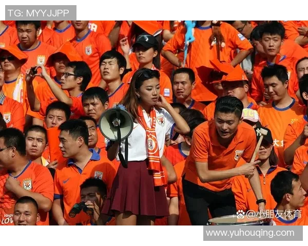 足球场上的魅力偶像，球星与球迷心动瞬间的完美融合